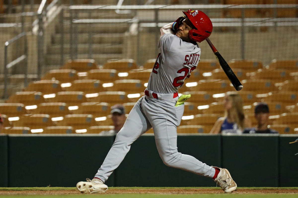 Why is there a pants problem in Major League Baseball during spring  training?