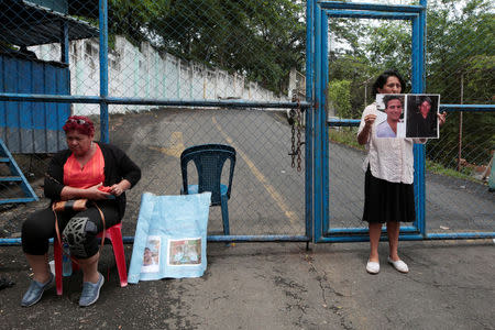 Women, one chained to the fence, are seen outside a jail demanding their sons to be released after they were detained during recent protests, in Managua, Nicaragua June 16, 2018. REUTERS/Oswaldo Rivas