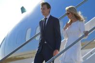 <p>4. Ivanka Trump y Jared Kushner. La hija y el yerno de Trump han sido, desde la campaña electoral, figuras de enorme cercanía con el presidente. Su influencia, se afirma, se ha palpado en iniciativas como la de licencia familiar pagada y en servir de contrapeso a personajes de ultraderecha (Steve Bannon y Stephen Miller, por ejemplo) que también tienen un fuerte peso en la Casa Blanca. Con todo, críticas por posibles conflictos de interés y, en el caso de Kushner, su posible implicación en tratos impropios con Rusia los han afectado. (Foto: AFP)</p>