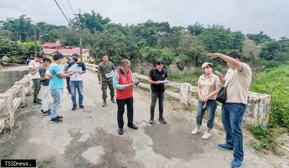 南市水利局於梅雨季來臨前邀五河署、陸軍南區聯合測考中心、白河消防分隊、白河區公所等單位演練預警疏散機制。（記者李嘉祥攝）