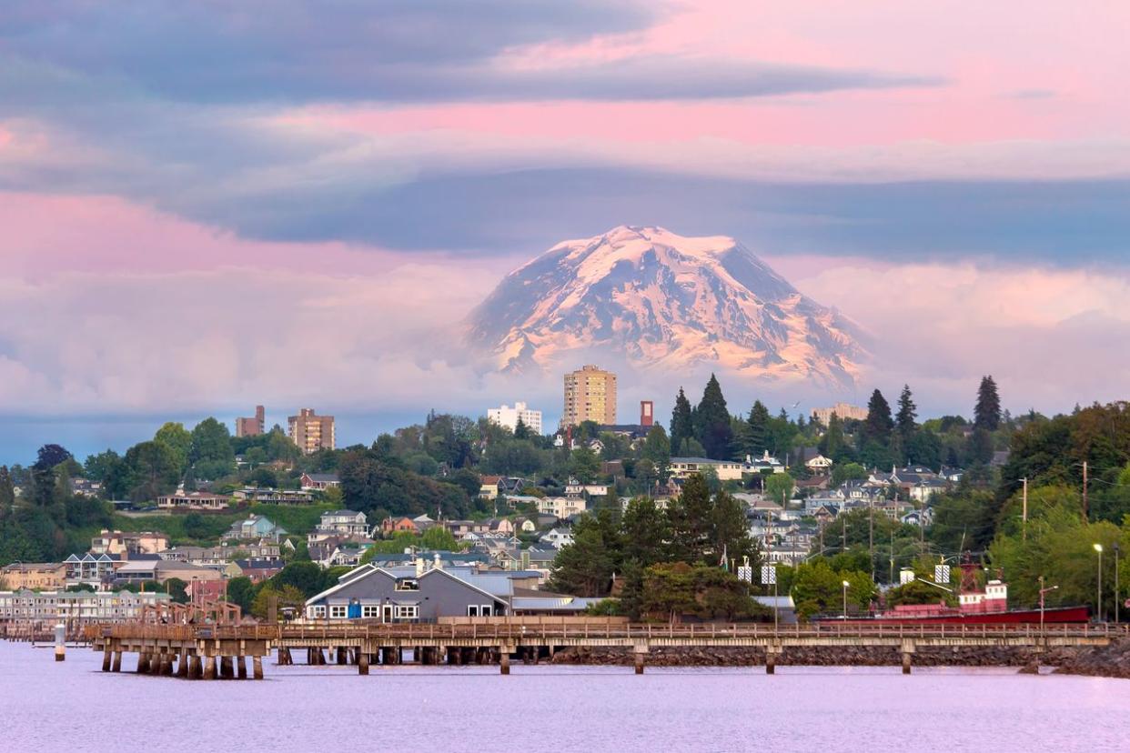 <p>Average Credit Score: 734<br></p><p>Another top-ten state is Washington, which ranked fourth overall with a score of 734.</p><p>This marks a four-point boost from 730 in 2020, which solidifies Washington as a state of responsible spenders.</p><span class="copyright"> thyegn / istockphoto </span>