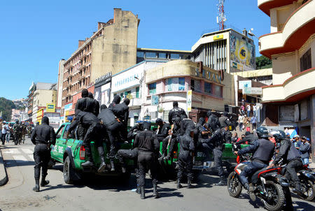 Riot police board their pick-up trucks as they prepare to disperse opposition demonstrators protesting against new electoral laws in Antananarivo, Madagascar April 21, 2018. REUTERS/Clarel Faniry Rasoanaivo