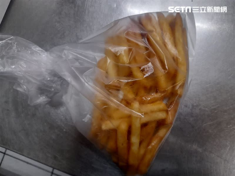 客人要求薯條不灑椒鹽、用塑膠袋裝，老闆聽到原因心頭揪了一下。(圖／BlaBla美式餐廳-新豐店 葉老闆 授權提供)