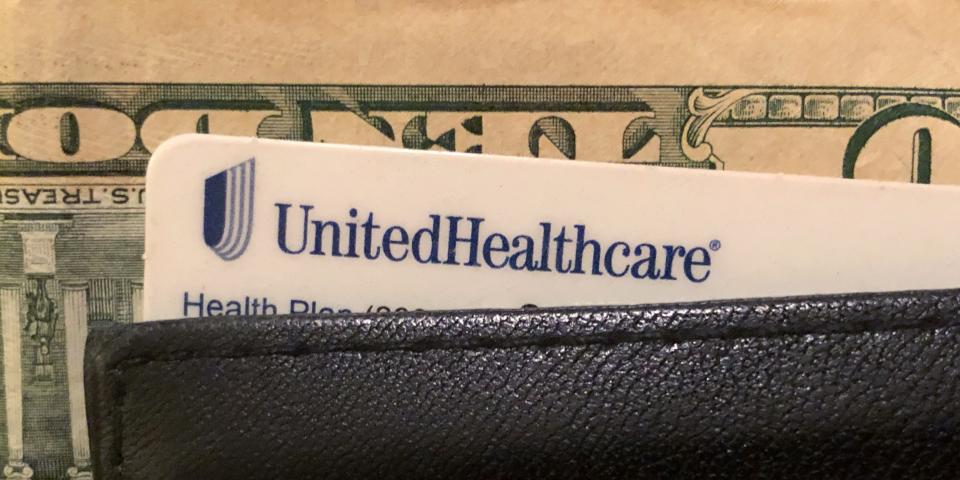 Cette photo du 14 octobre 2019 montre une carte d'assurance maladie du UnitedHealth Group dans un portefeuille.  REUTERS/Lucy Nicholson/Illustration