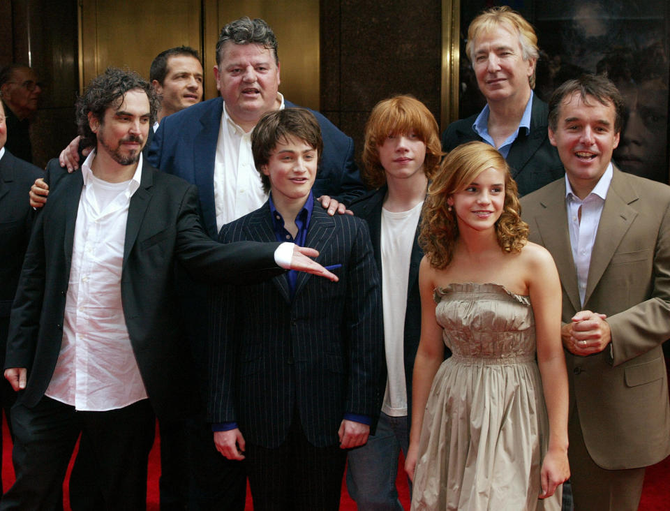 Alfonso Cuarón junto al equipo de 'Harry Potter y el prisionero de Azkaban9 durante la premiere en Radio City en New York el 23  de mayo May de 2004. (Foto de Don Emmert/AFP via Getty Images)
