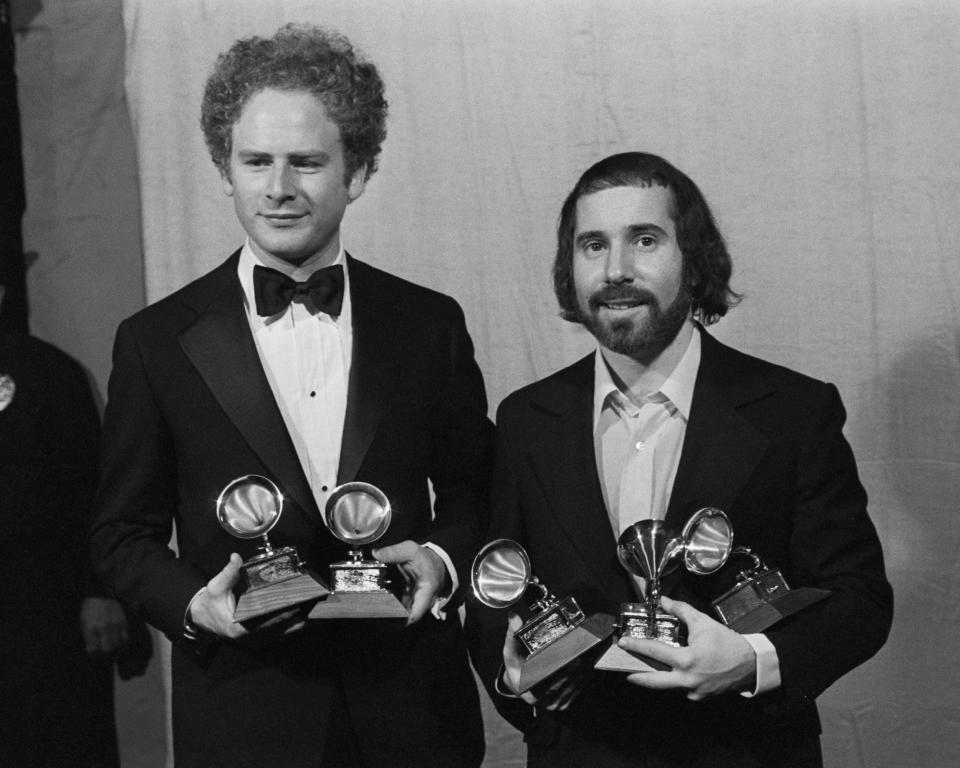 Simon And Garfunkel Holding Grammy Award (Bettmann Archive / Getty Images)