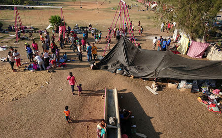 Central American migrants participating in a caravan heading to the U.S. take a pause from the journey in Matias Romero, Oaxaca, Mexico, April 2, 2018. REUTERS/Jose de Jesus Cortes