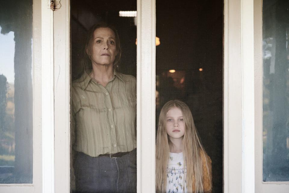 Nach dem Tod ihrer Eltern findet Alice (Alycia Debnam-Carey) bei ihrer Großmutter June (Sigourney Weaver) Zuflucht. (Bild: Amazon Studios)