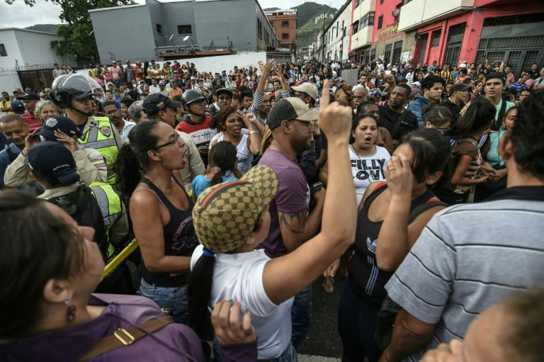 Residents of the "Catia" low income neighborhood rally to protest for the lack of food, in Caracas on June 14, 2016