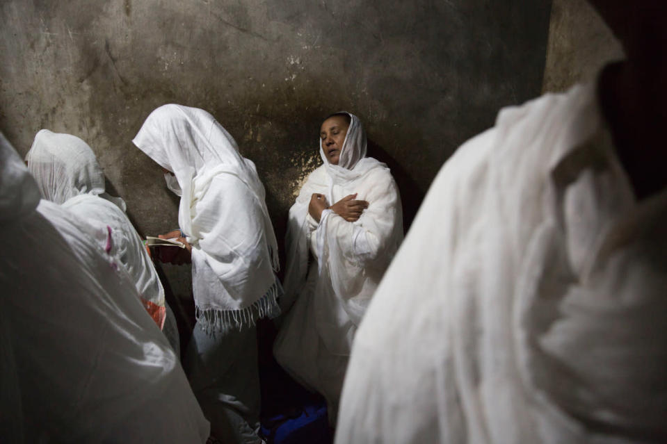 Äthiopische Christen beten im Kloster Deir Es-Sultan vor der Heiligen Grabeskirche in Jerusalem. (Bild: Ariel Schalit/AP)