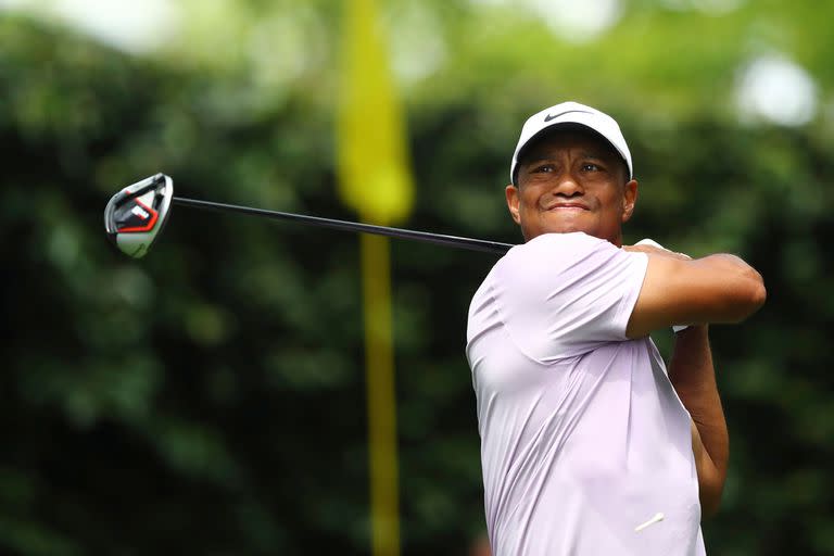 13 de abril de 2019, Estados Unidos, Augusta: el golfista profesional estadounidense Tiger Woods aterriza en el segundo hoyo durante la tercera ronda del Masters en Augusta National Golf Club.