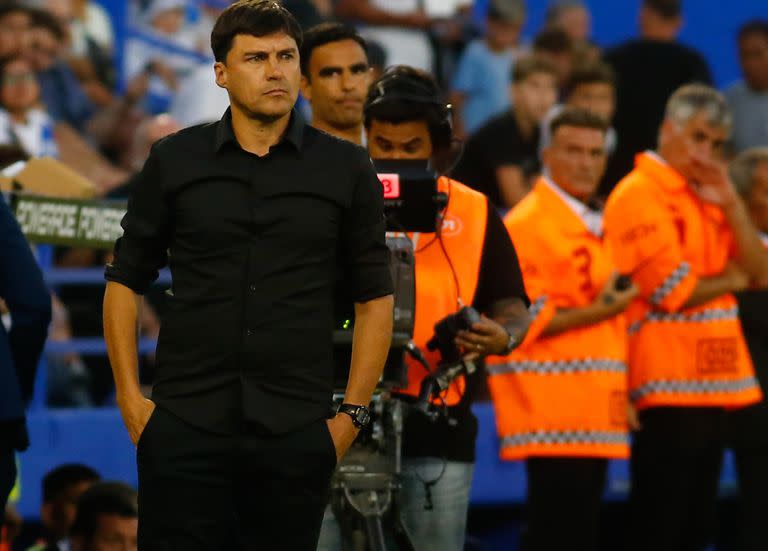 Alexander Medina, DT de Vélez, dirigiendo ante Gimnasia y Esgrima La Plata por la Liga Profesional 2023