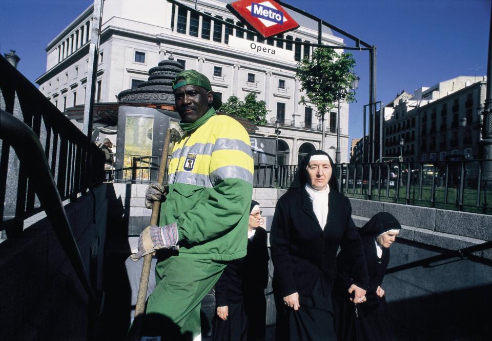 Inmigrante de Senegal barriendo las escaleras del metro de Madrid. Foto: Luis Davilla / Cover / Getty Images.