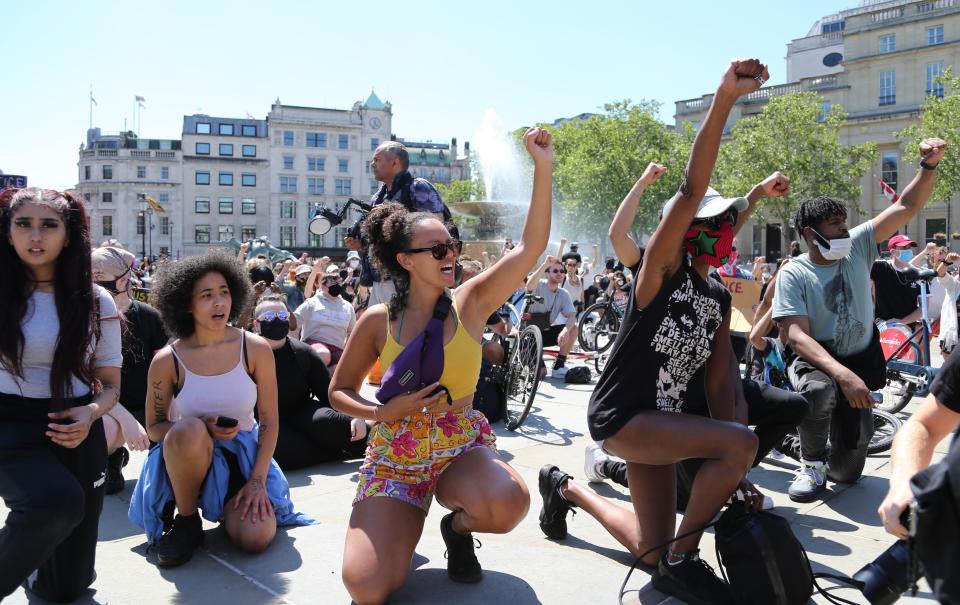 LONDON, UNITED KINGDOM - MAY 31: People gather during a protest over the death of George Floyd, an unarmed black man who died after being pinned down by a white police officer in USA, at Trafalgar Square on May 31, 2020 in London, United Kingdom. (Photo by Ilyas Tayfun Salci/Anadolu Agency via Getty Images)