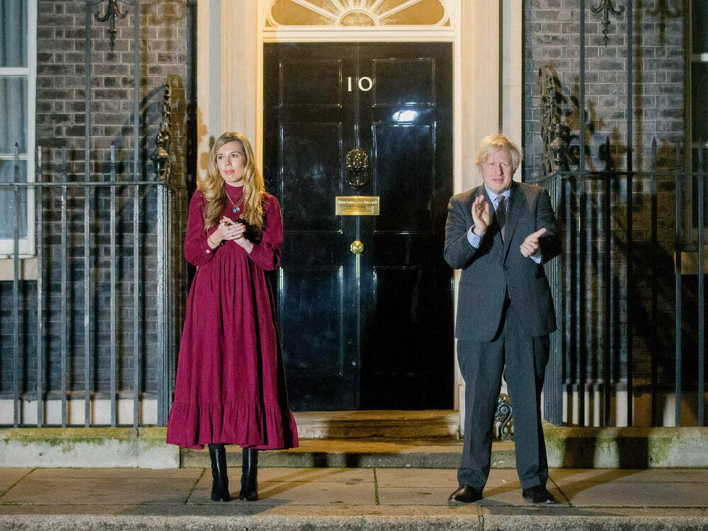 Auch Premierminister Boris Johnson und seine Verlobte, Carrie Symonds, klatschten vor 10 Downing Street für den verstorbenen Captain Sir Tom Moore. (Bild: imago images/Parsons Media)