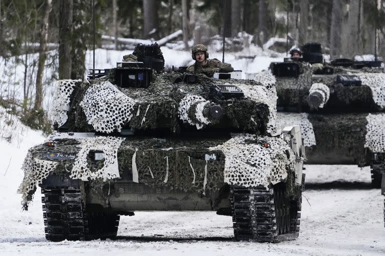 Los tanques Leopard 2A7 de Dinamarca se mueven durante los simulacros militares Winter Camp 23 cerca de Tapa, Estonia, el domingo 5 de febrero de 2023. (AP Photo/Pavel Golovkin)