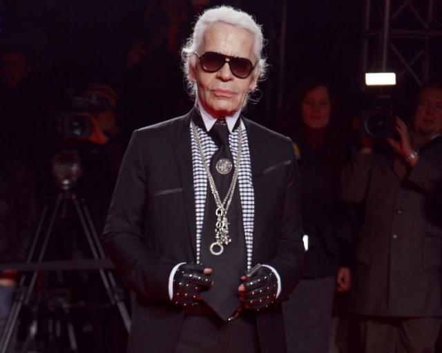 syndroom Ga door Rechtsaf Karl Lagerfeld Dies: Looking Back at His Best Chanel Couture Wedding Dresses