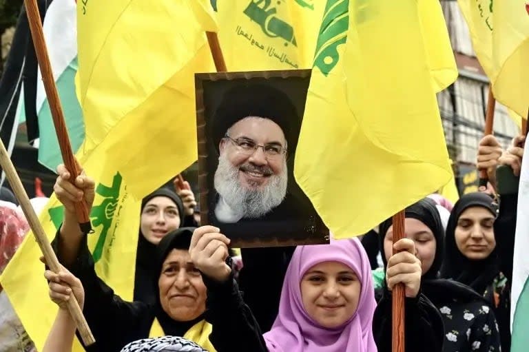 Simpatizantes de Hassan Nasrallah alzan sus imágenes 