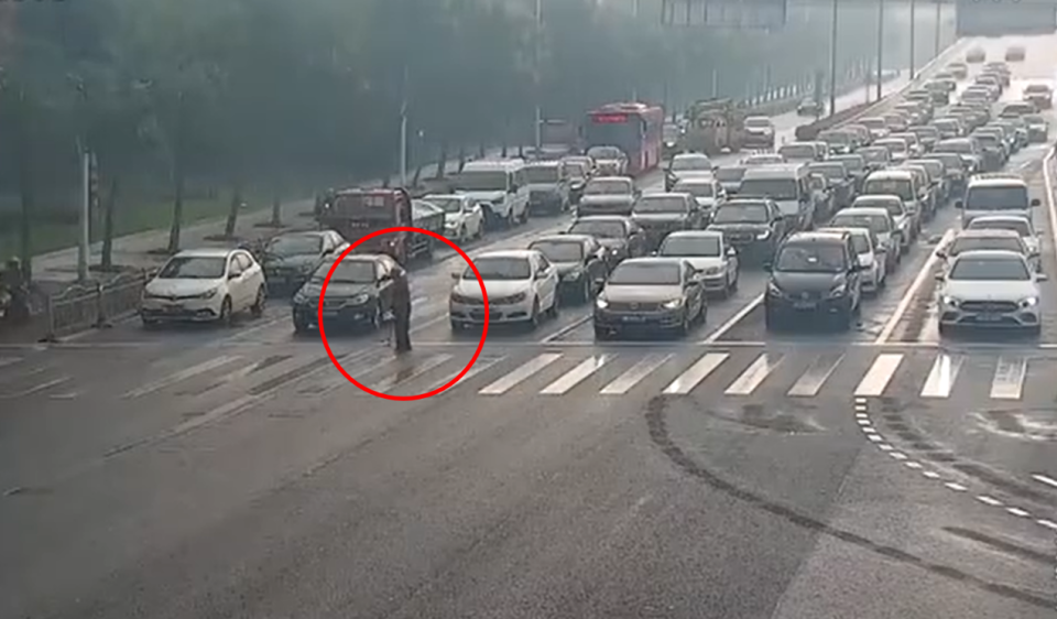 眾人接連停下車讓老翁過馬路。（圖／翻攝自沸點新聞）