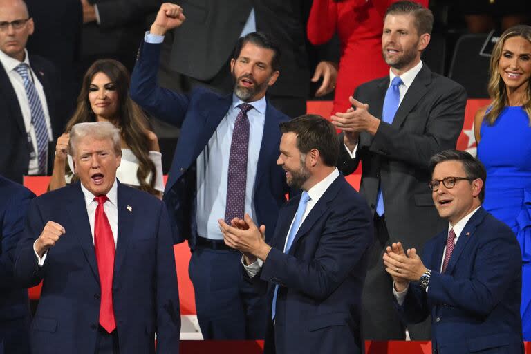 El expresidente estadounidense y candidato republicano a la presidencia en 2024, Donald Trump (abajo a la izquierda), aplaude junto al senador estadounidense por Ohio y candidato republicano a la vicepresidencia en 2024, J. D. Vance.