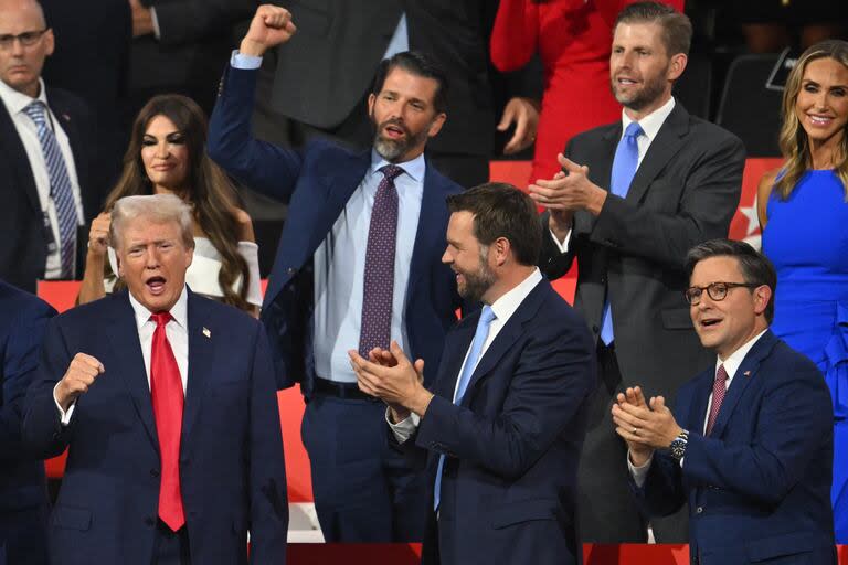 Donald Trump y J.D. Vance, en la convención en Milwaukee, Wisconsin. (ANGELA WEISS / AFP)