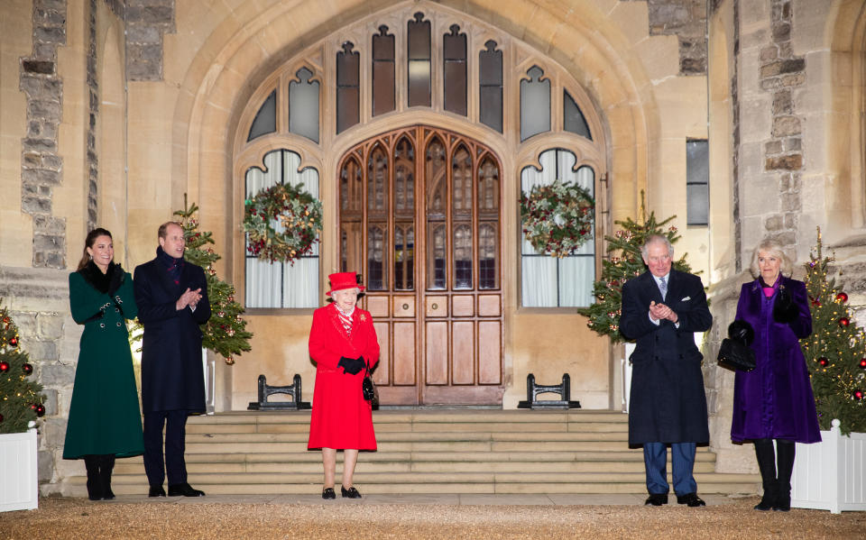 <p>La reina participó en un evento en diciembre de 2020 junto a los duques de Cambridge, el príncipe Carlos y Camilla, duquesa de Cornwall, para agradecer a voluntarios y trabajadores esenciales el trabajo hecho durante la pandemia de coronavirus en el castillo de Windsor (Samir Hussein / WireImage).</p> 