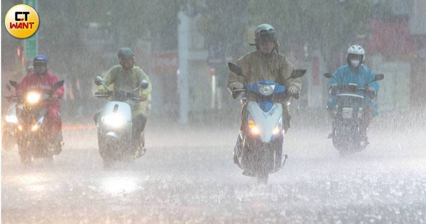 今日西半部地區皆有局部短暫陣雨或雷雨，特別在南部地區降雨顯著。（圖／黃耀徵攝）