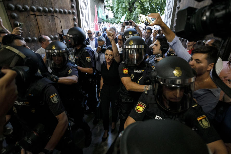 Macarena Olona protegida por la policía al entrar en la Universidad de Granada para ofrecer una conferencia. (Foto: Álex Cámara / NurPhoto / Getty Images).