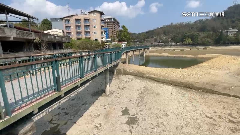 日月潭嚴重缺水水位下降，自行車道已離岸 。（圖／翻攝畫面）