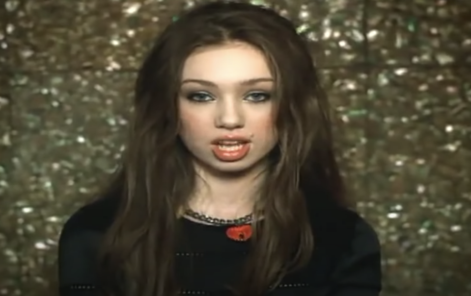 Skye singing in the "Billy S" music video