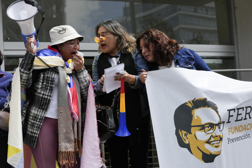 Manifestantes se reúnen a las afueras de la corte, en la que los sospechosos de la muerte del candidato presidencial Fernando Villavicencio están siendo juzgados en Quito, Ecuador, el jueves 27 de junio de 2024. Cinco sospechosos están siendo juzgados por el asesinato ocurrido en 2023. (AP Foto/Dolores Ochoa)