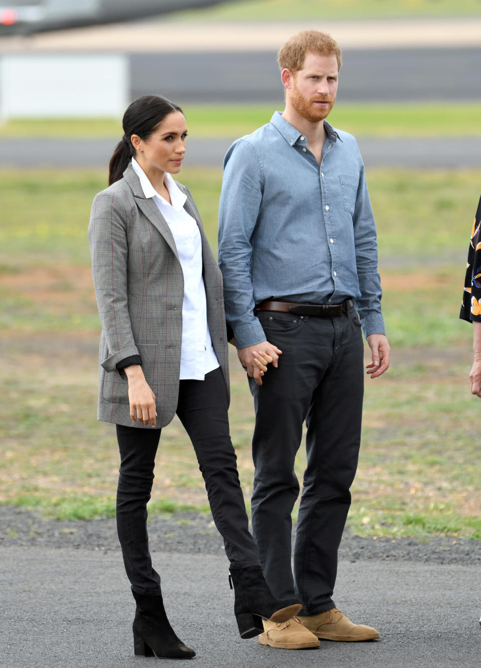 DUBBO, AUSTRALIA - OCTOBER 17:  Prince Harry, Duke of Sussex and Meghan, Duchess of Sussex meet local community members as they attend the naming dedication and unveiling of a new aircraft in the Royal Flying Doctor Service (RFDS) fleet at Dubbo Airport on October 17, 2018 in Dubbo, Australia. The Duke and Duchess of Sussex are on their official 16-day Autumn tour visiting cities in Australia, Fiji, Tonga and New Zealand.  (Photo by Karwai Tang/WireImage)
