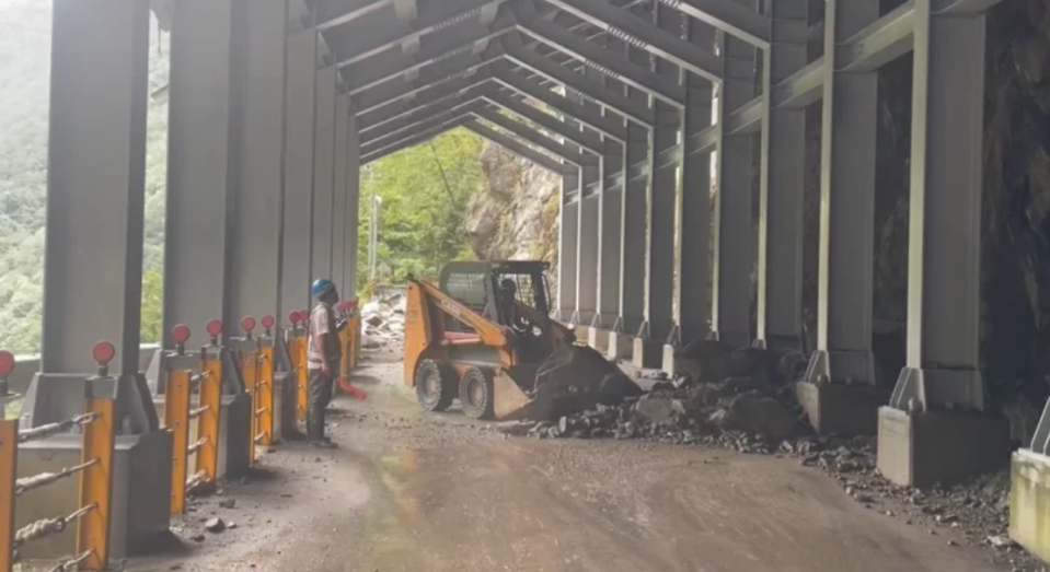 今日交通部公路局谷關工務段緊急搶修，但現場持續落石，因此明上午7時通行班次，仍然取消。   圖：公路局谷關工務段／提供