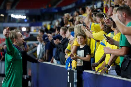 Sweden's Patrik Carlgren celebrates winning the final after the game. Action Images via Reuters / Carl Recine