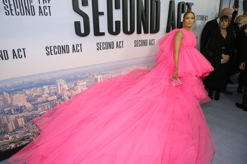 <p>El Teatro Regal Union Square no podía contener a J.Lo o su vestido. Ella se ve apretada en el pequeño espacio y, es una pena, porque esa cola es un sueño.<br><br>(Photo by John Lamparski/WireImage) </p>