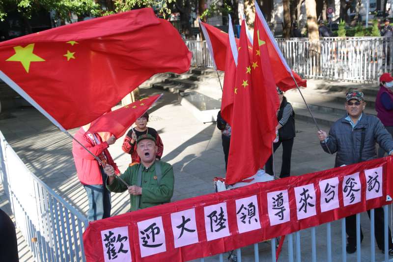 20181220-台北上海雙城論壇20日於晶華酒店舉行，統派於場外揮舞五星旗高歌。（顏麟宇攝）