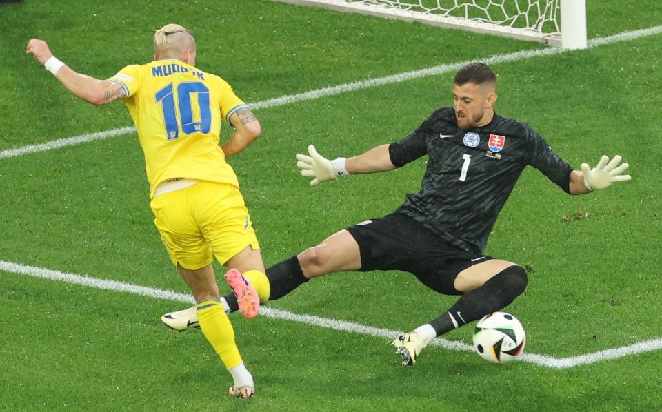 Martin Dubravka dives at the feet of Mkyhailo Mudryk.