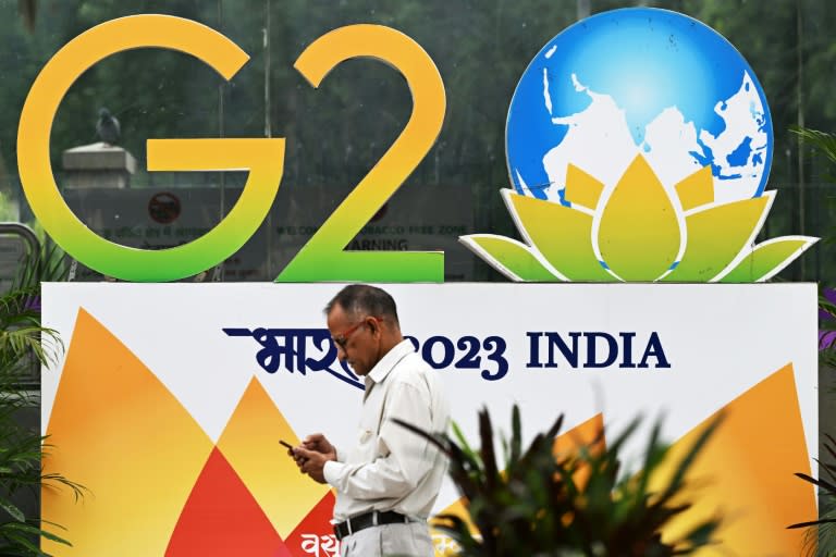 Un hombre pasa junto a un logotipo de la cumbre del G20 el 6 de septiembre de 2023 en una calle de Nueva Delhi (Sajjad Hussain)