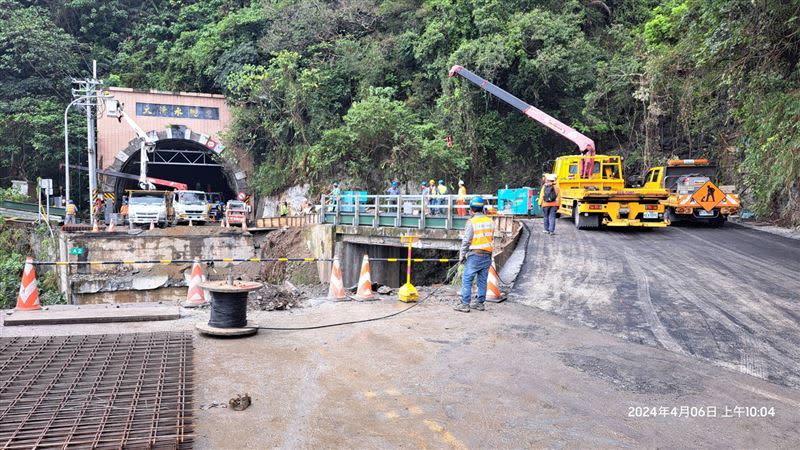 台9線蘇花公路下清水橋遭落石擊毀，公路局搶修團隊發現一旁荒廢逾50年的日治時期舊橋橋台結構及承載力仍相當穩固，緊急搶通作為臨時便道通行。（圖／公路局提供）