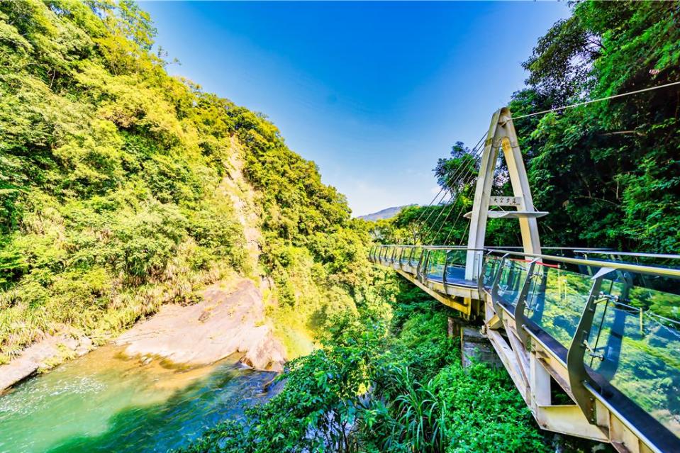 小烏來天空步道因遊客長期踩踏，造成汙損及刮痕，影響賞景效果，桃園市府風景管理處今(6)日表示，為增進天空步道玻璃透光及賞景，預計3月25日至31日封閉施工，預計4月在重新開放。   圖：桃園市府風管處／提供