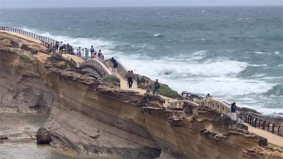 不畏颱風！遊客行程照走　開心逛台東小野柳、海濱公園