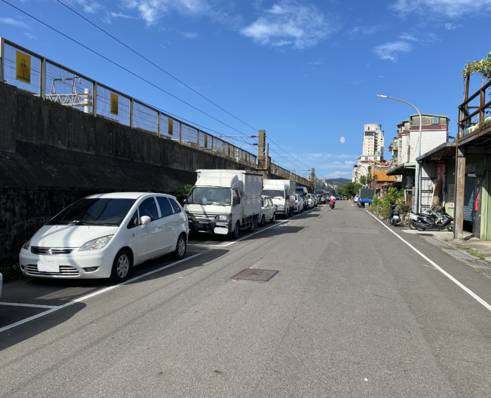 板橋、淡水等5路段路邊停車位11月起收費管理。   圖：新北市交通局提供