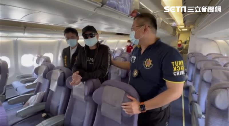 台南角頭陳建寧被菲律賓驅逐出境，我國警方在華航班機上將他逮捕。（圖／翻攝畫面）