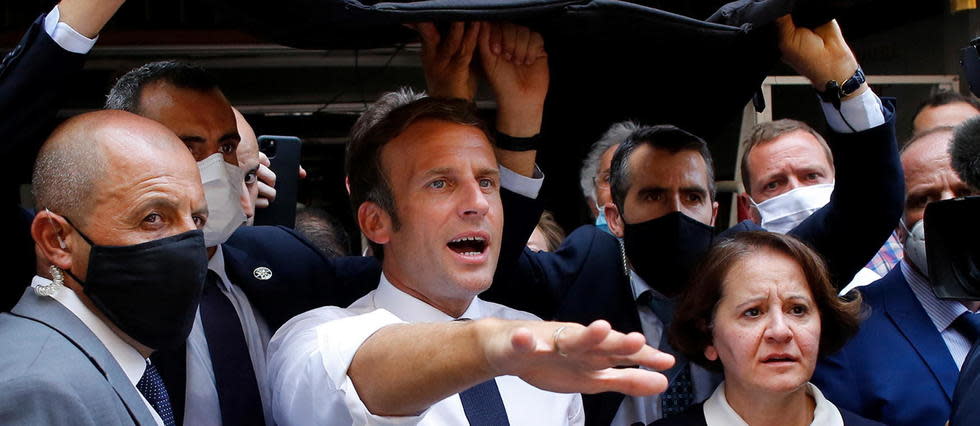 Le président français Emmanuel Macron, à Beyrouth le 6 août 2020, deux jours après l'explosion tragique survenue dans le port. 
