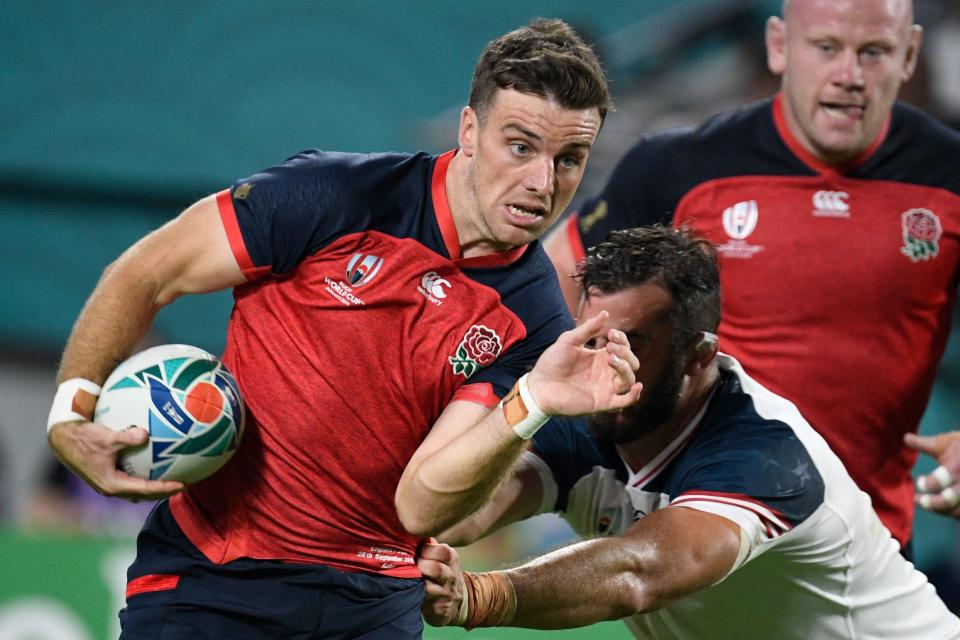 England's fly-half George Ford (L) runs to score a try during the Japan 2019 Rugby World Cup Pool C match between England and the United States at the Kobe Misaki Stadium in Kobe on September 26, 2019. (Photo by Filippo MONTEFORTE / AFP)        (Photo credit should read FILIPPO MONTEFORTE/AFP/Getty Images)