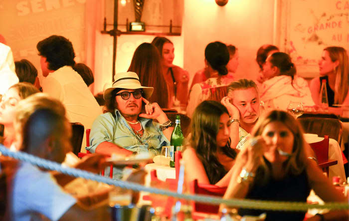 Johnny Depp en Saint Tropez de vacaciones