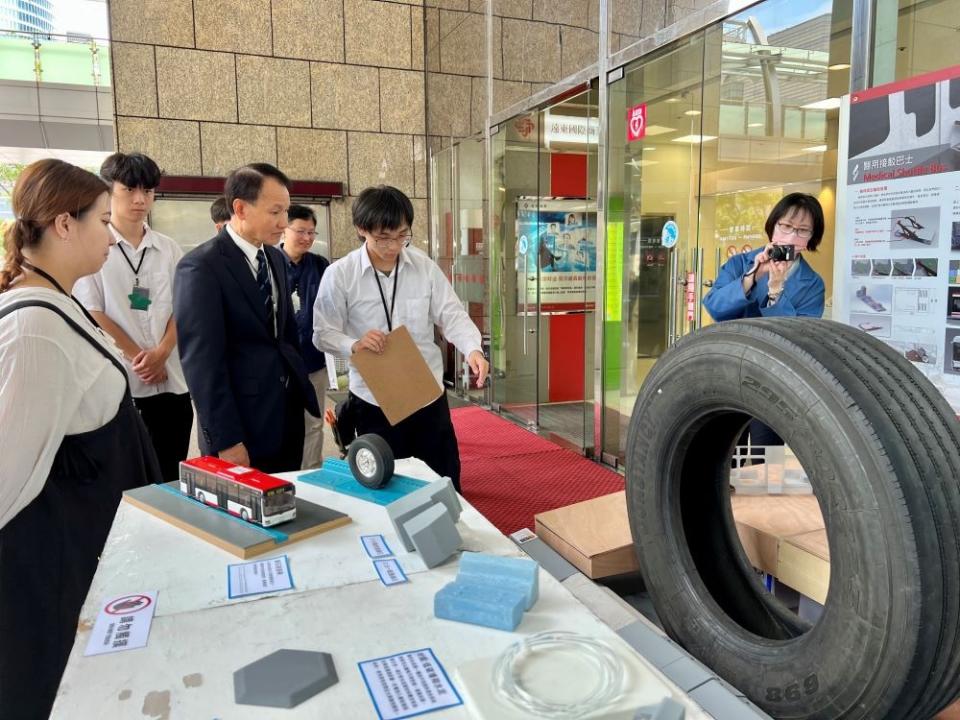 《圖說》設計團隊介紹「公車緣石停靠平臺」作品。〈亞東科大提供〉