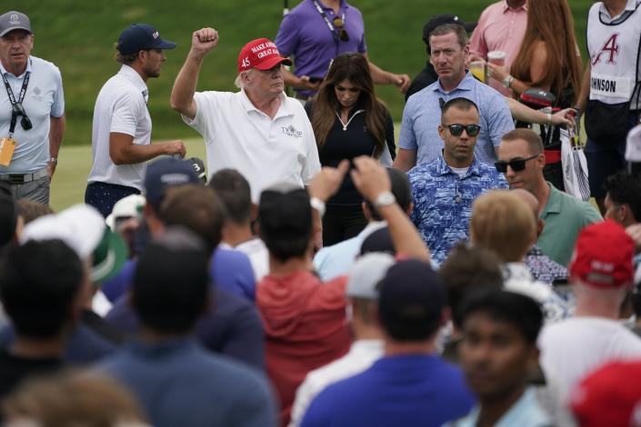 دونالد ترامپ، رئیس‌جمهور سابق، پس از مسابقات گلف Bedminster Invitational LIV در بدمینستر، نیوجرسی، یکشنبه، 31 ژوئیه 2022، با جمعیت تعامل می‌کند. (AP Photo/Seth Wenig)