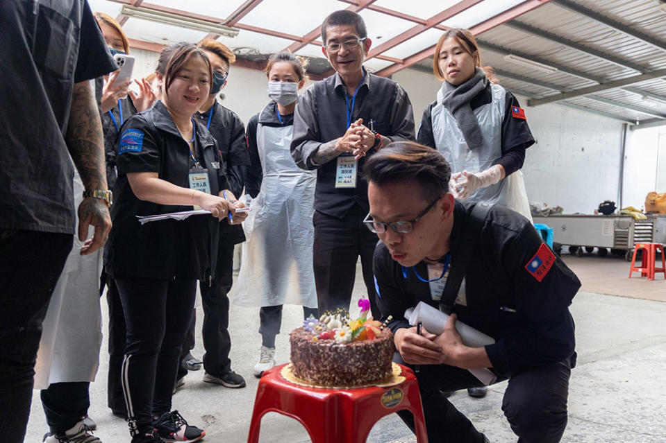 邱柏森在生日當天許願，希望讓罹難者都能完整地回家。(76行者提供)