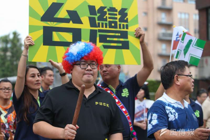 2017-08-31-831世大運體育英雄大遊行，忠孝東林森北路口，綠委蔡易餘頭帶國旗帽-世大運遊行。（陳明仁攝）